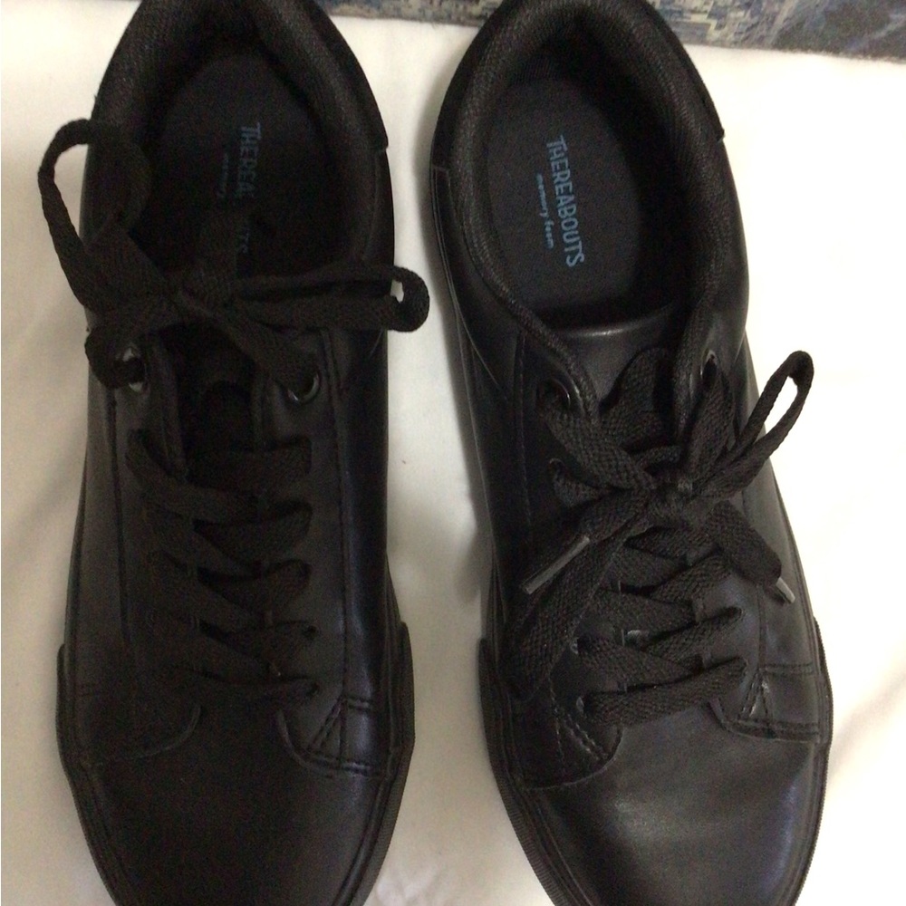 Versatile Black Sneakers with Minimalist Design size 5M